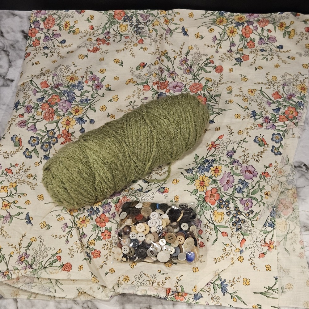 Vintage Craft Supply Lot Fabric Swatch Yarn Skein Mixed Buttons DIY - Picture 4 of 4